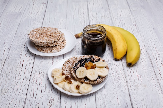 Foto grátis boa nutrição. bolinhos de arroz com mel, nozes e bananas