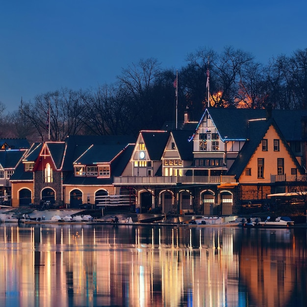 Boathouse Row na Filadélfia como o famoso marco histórico.