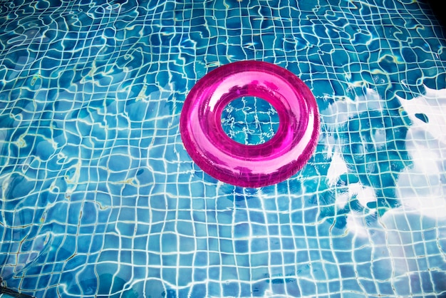 Boia de natação flutuando na piscina