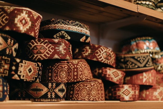 Foto grátis boinas de malha estilo oriental à venda