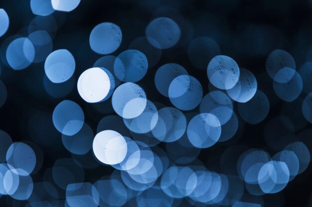 Bokeh azul iluminado em fundo preto