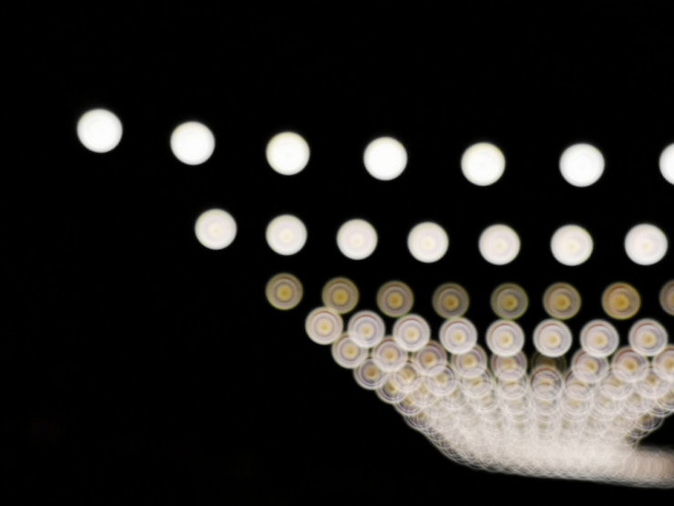 Foto grátis bokeh luzes brancas na área escura