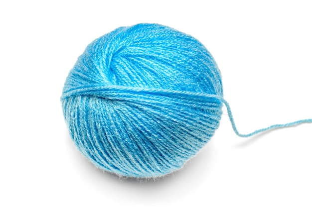 Bola com linha azul para costura isolada em fundo branco