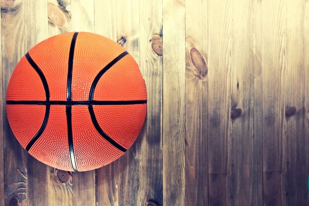 Bola de basquete em madeira de madeira.