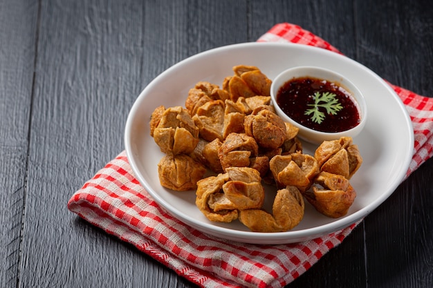 Bola de carne frita na superfície de madeira escura.