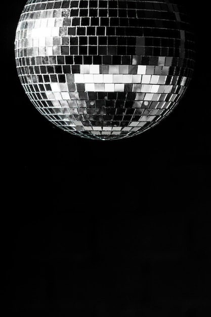 Foto grátis bola de discoteca elegante com espaço de cópia
