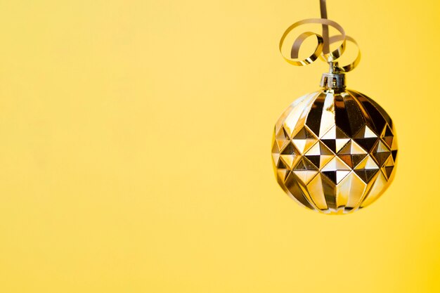 Bola de discoteca ouro decorativo close-up