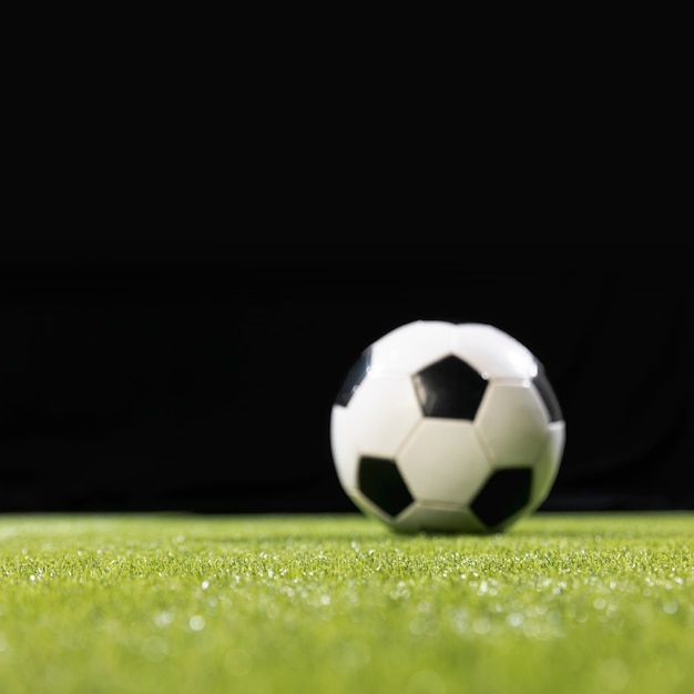 Bola de futebol em close-up em campo