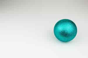 Foto grátis bola de natal azul brilhante em branco