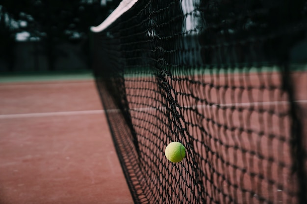 Bola de tênis e rede de tenis