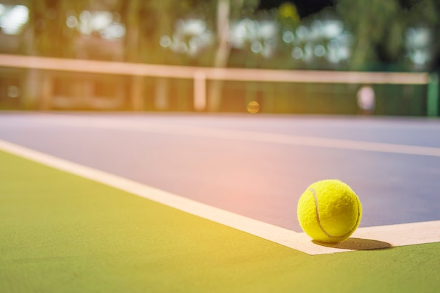 Foto grátis bola de tênis na linha de canto da quadra dura