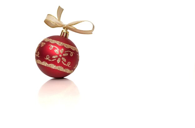 Bola vermelha com um ornamento em um fundo branco. feriado de ano novo.