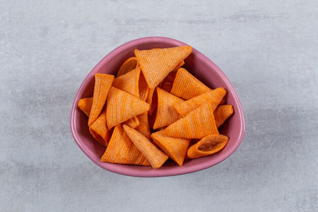 Bolachas crocantes deliciosas em uma tigela rosa.