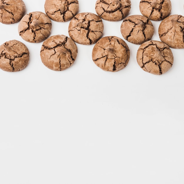 Foto grátis bolachas de chocolate caseiro rachado em pano de fundo branco