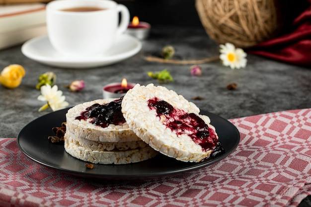 Foto grátis bolachas de geléia de arroz com uma xícara de chá