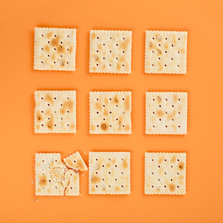 Foto grátis bolachas de graham em fundo laranja