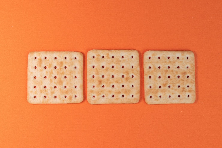 Foto grátis bolachas de sal na mesa laranja