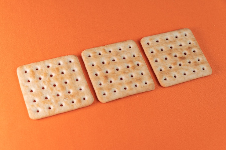 Foto grátis bolachas de sal na mesa laranja