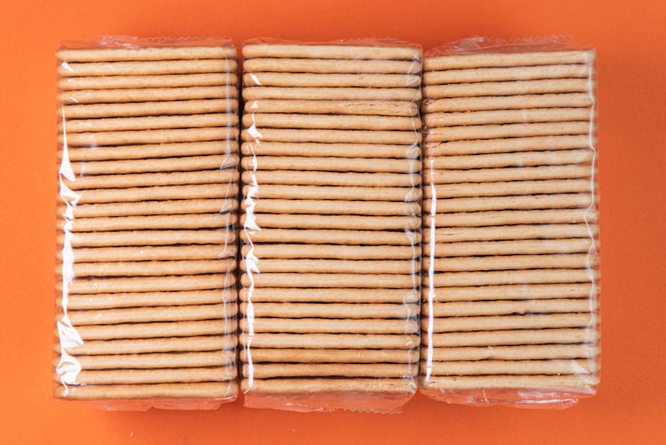Foto grátis bolachas de sal no fundo laranja