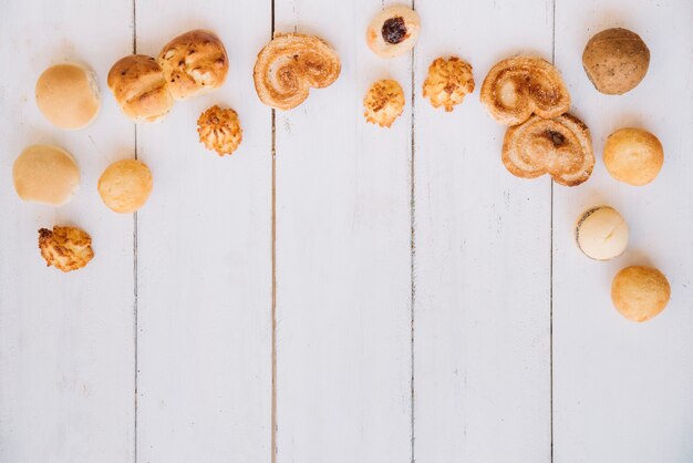 Bolachas diferentes na mesa de madeira