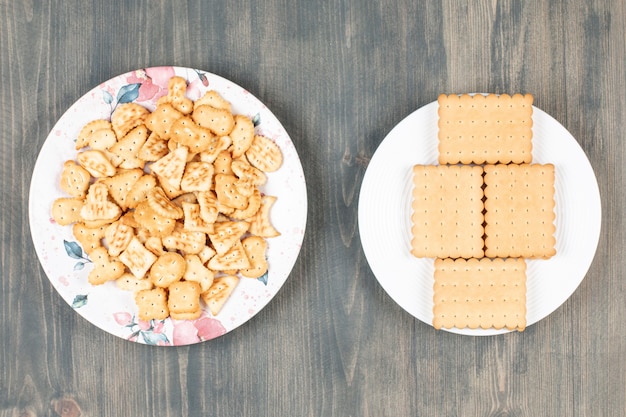 Bolachas e biscoitos deliciosos em pratos brancos. Foto de alta qualidade