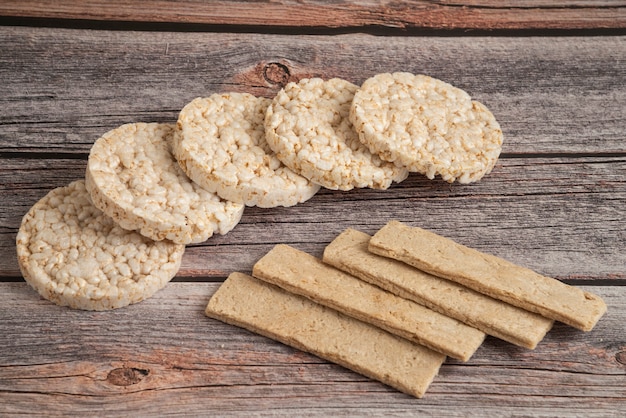 Bolachas e pães de aveia em mesa rústica de madeira