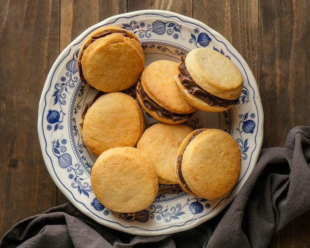 Foto grátis bolachas saborosas com creme na mesa