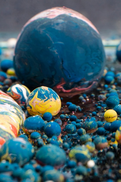 Bolas acrílicas abstratas em cores diferentes