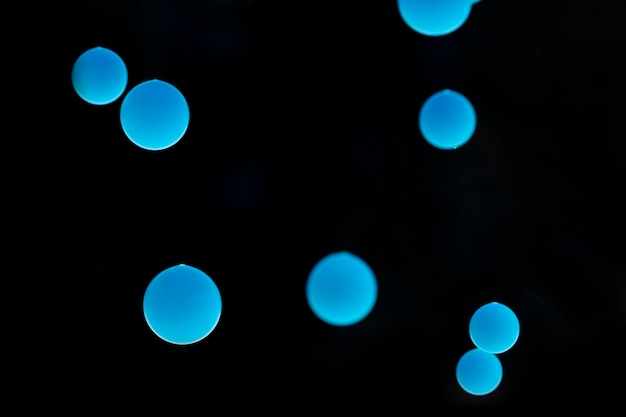 Foto grátis bolas de acrílico fluidas em fundo preto