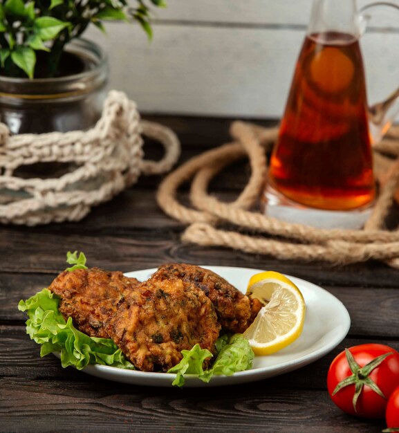 Bolas de carne frita turca em cima da mesa