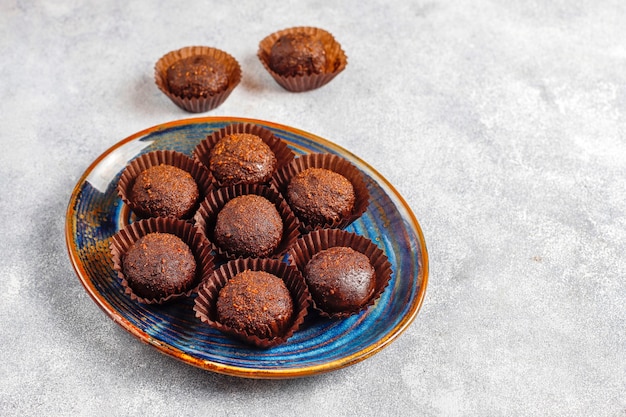 Bolas de chocolate com cacau em pó.