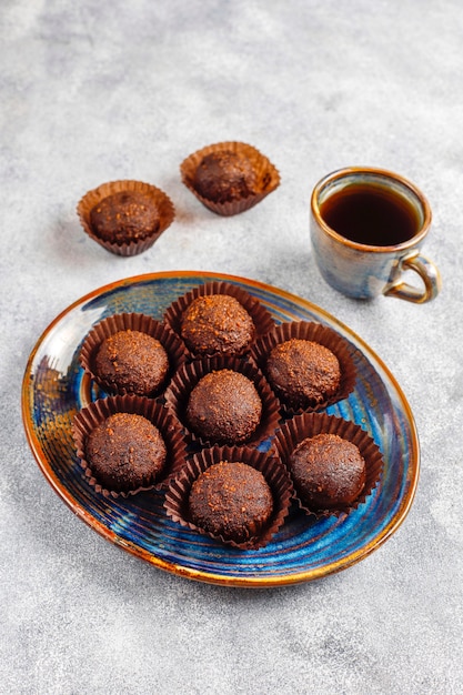 Bolas de chocolate com cacau em pó.