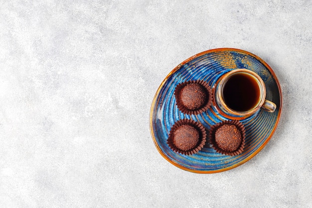 Bolas de chocolate com cacau em pó.