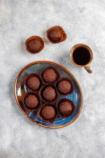 Bolas de chocolate com cacau em pó.