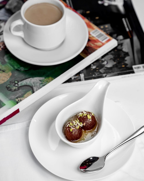 Bolas de chocolate polvilhadas com chips de pistache