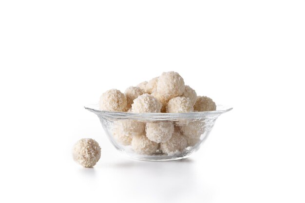 Bolas de coco caseiras isoladas no fundo branco