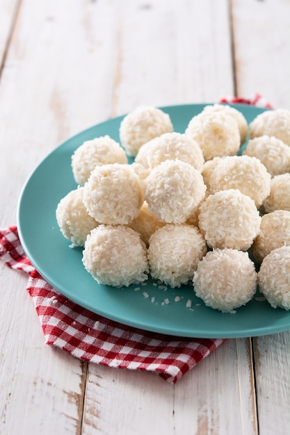 Bolas de coco caseiras na mesa de madeira branca