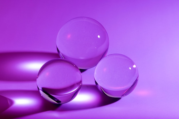 Foto grátis bolas de cristal com fundo roxo