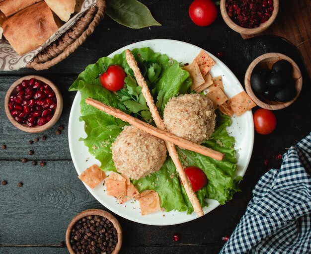 bolas de frango com nozes e legumes