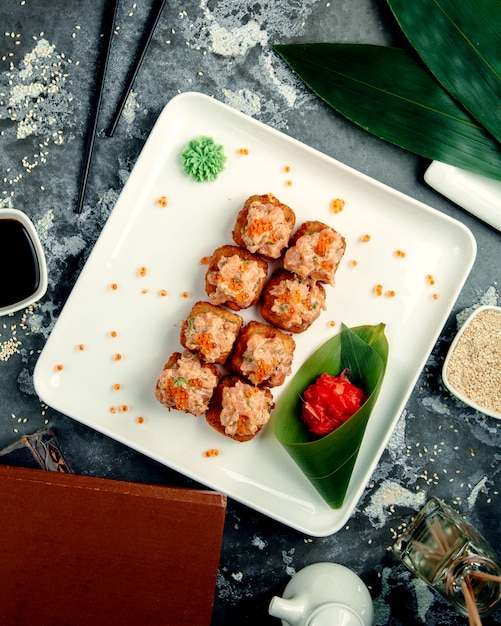 Bolas de frango em cima da mesa