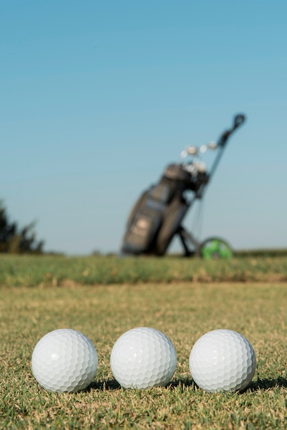 Bolas de golfe de baixo ângulo no campo