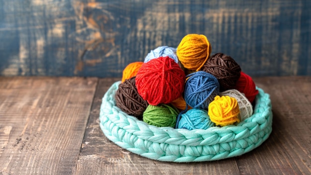 Bolas de lã multicoloridas dentro e perto do sofá de tricô