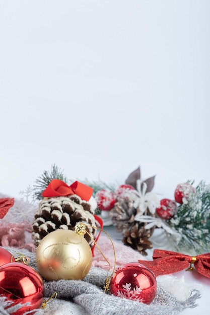 Bolas de Natal brilhantes na superfície branca