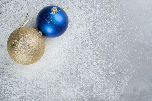 Foto grátis bolas de natal decorativas sentado em pó de coco na mesa de mármore.