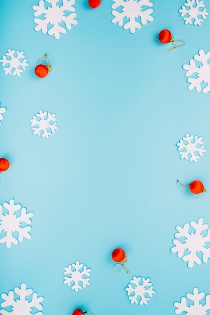 Bolas de ornamento e flocos de neve