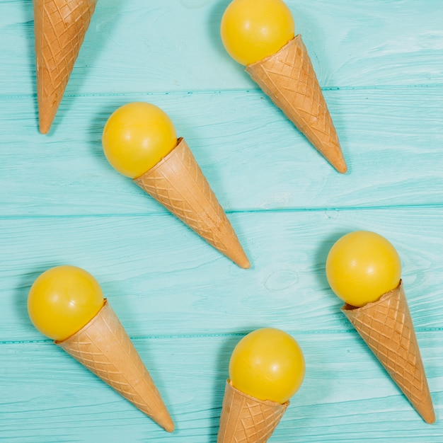 Bolas de plástico em cones de bolacha