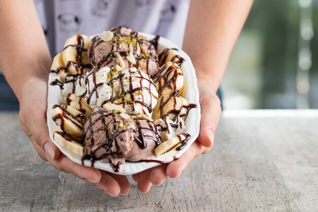 Bolas de sorvete de baunilha e chocolate com banana