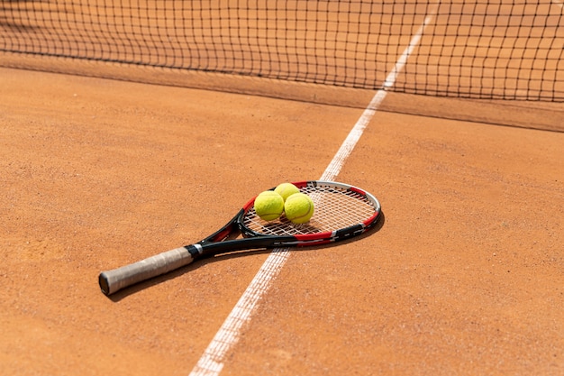 Foto grátis bolas de tênis de vista alta em raket