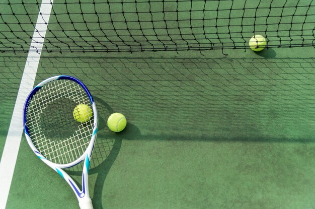 Bolas de tênis em quadra de tênis