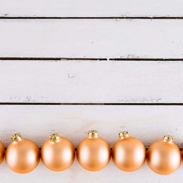 Foto grátis bolas douradas de natal e espaço no topo